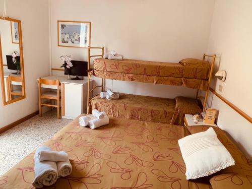 Dviaukštė lova arba lovos apgyvendinimo įstaigoje HOTEL LABRADOR