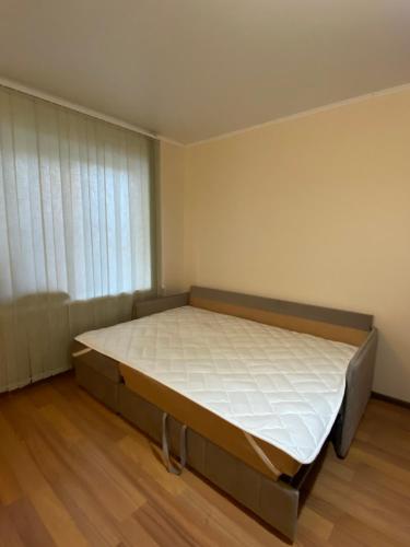 duże łóżko w pokoju z kanapą w obiekcie Апартаменты на проспекте w mieście Suchumi