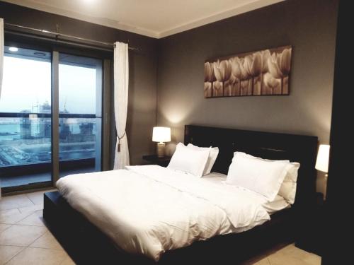 
A bed or beds in a room at Private rooms in 3 bedroom apartment SKYNEST HOMES PRINCESS MARINA
