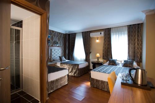 Postel nebo postele na pokoji v ubytování Şirin Hotel