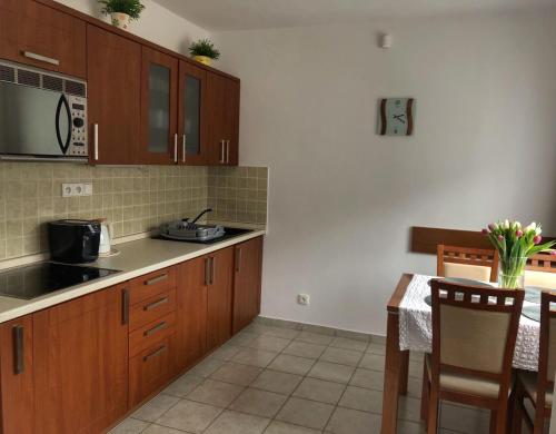 Η κουζίνα ή μικρή κουζίνα στο Apartmán Renáta 10