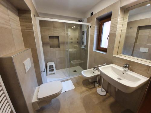 Ett badrum på azalea Rooms & apartments domo 3 5