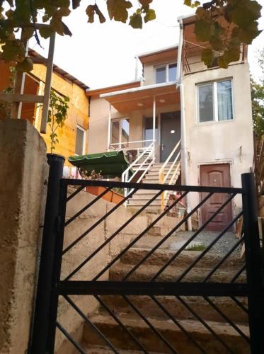 Edificio en el que se encuentra el hostal o pensión