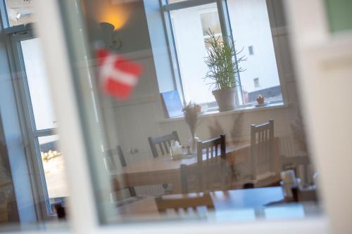 a dining room with a table and chairs at Lindvig - Ferie i naturen in Nymindegab