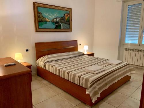 1 dormitorio con 1 cama con 2 toallas en La Posidonia sul mare, en Santo Stefano al Mare
