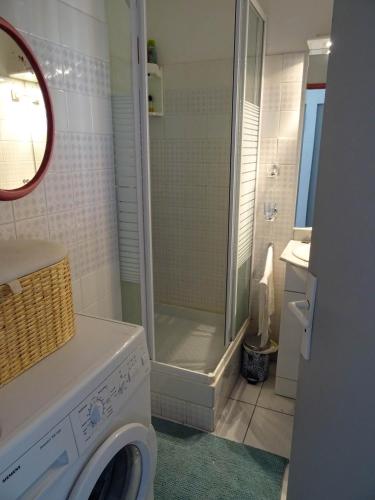 La salle de bains est pourvue d'un lave-linge et d'une douche. dans l'établissement Appartement Cap d'Agde, Vue Mer, 3 pièces, 4/6 personnes, au Cap d'Agde