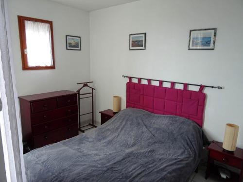- une chambre avec un lit rose, une commode et une fenêtre dans l'établissement Appartement Cap d'Agde, Vue Mer, 3 pièces, 4/6 personnes, au Cap d'Agde