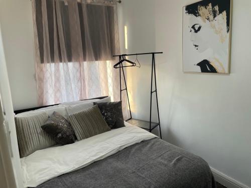 Postel nebo postele na pokoji v ubytování Potters Lodge, Oldham, Manchester by Edl Ventures Ltd