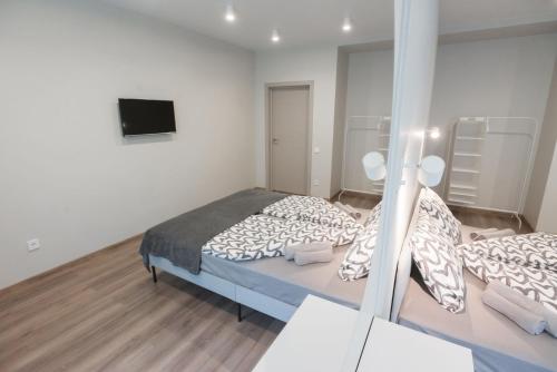 1 dormitorio con 1 cama y TV en la pared en Scandinavian apartment Elegant, en Leópolis