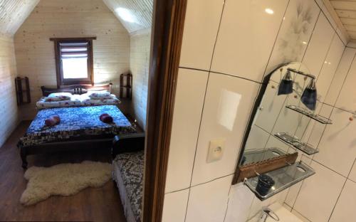 a small room with a bed and a mirror at Садиба під Чертежиком 2 in Kolochava