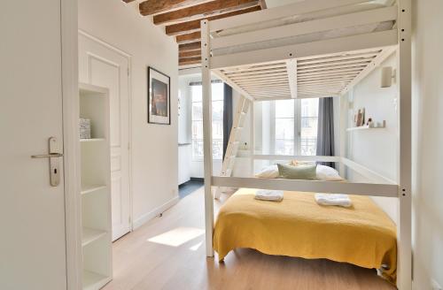 une chambre avec un lit superposé dans une pièce dans l'établissement NEW Mezzanine Studio in the Heart of Paris (4F), à Paris