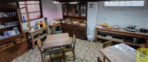 eine Küche mit Tisch und Stühlen in einem Zimmer in der Unterkunft Pousada Vivenda dos Açores in Penha