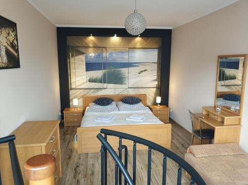 ein Schlafzimmer mit einem Bett und einem großen Fenster in der Unterkunft Apartamenty Gościniec Re-Max in Mrzeżyno