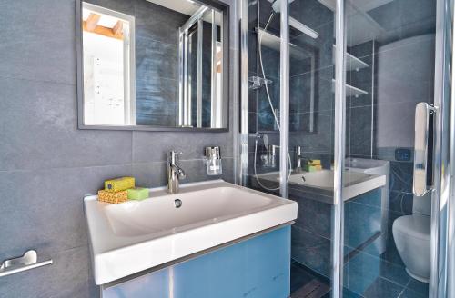 une salle de bain avec un lavabo, des toilettes et un miroir dans l'établissement Stylish Mezzanine Studio in the Heart of Paris 3F, à Paris