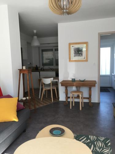 uma sala de estar com um sofá e uma mesa em Pyramides22 maison de ville de charme em Mulhouse