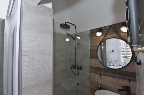 een badkamer met een douche en een spiegel bij Studio Sanowa in Przemyśl
