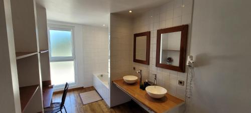 baño con 2 lavabos en una encimera de madera en Villa Liberty en Entraigues-sur-la-Sorgue