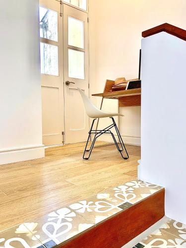 an empty room with a desk and a chair at Casa Rambla Serra Cali in Cali