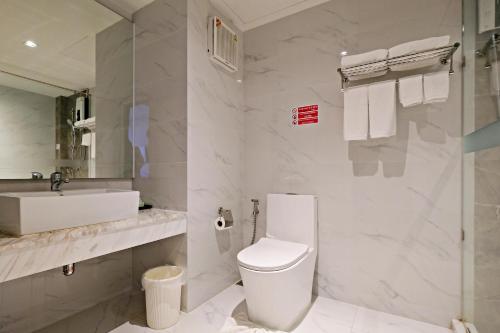 清迈Green Lake Resort - SHA Extra Plus Certified的带马桶和水槽的白色浴室