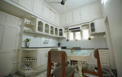 Kuchyň nebo kuchyňský kout v ubytování Adams Cottage Kochi