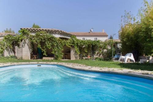 une piscine devant une maison dans l'établissement Belle Maison Art Detente, à Pierrelatte