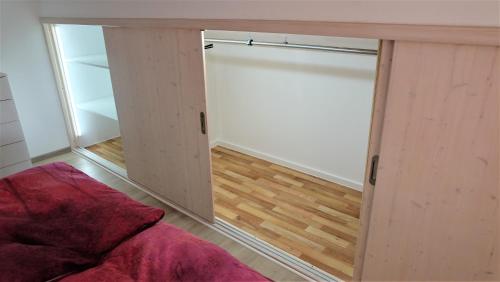 a room with a closet with a table and a bed at Ferienwohnung Kaiserblick in Stephanskirchen