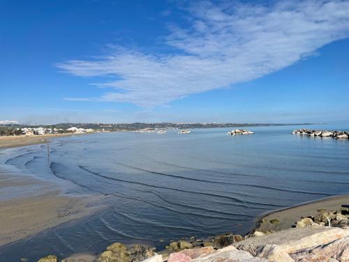 vista su una spiaggia con rocce e acqua di Mare e Relax a San Salvo