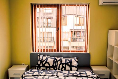 una camera con letto e finestra di Semiramida Central Studio a Varna