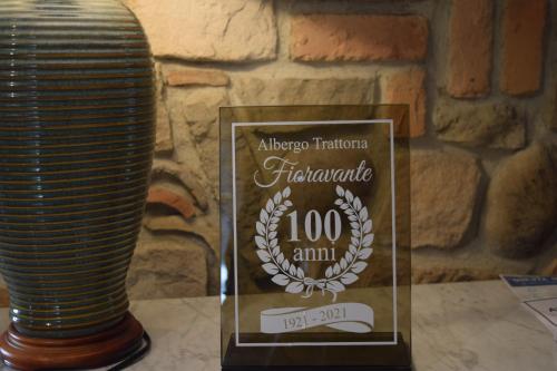 een trofee in een glazen doos naast een lamp bij Albergo Trattoria Fioravante in Peschiera del Garda