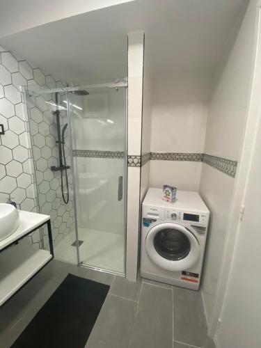 a bathroom with a shower and a washing machine at SALOU : SPACIEUX APPARTEMENT 100 M2 vue sur mer in Salou