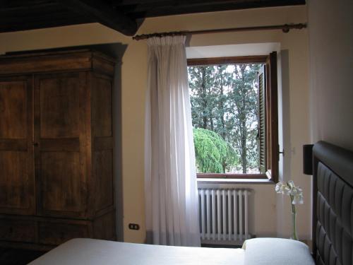 a bedroom with a bed and a window at La Locanda Della Chiocciola in Orte