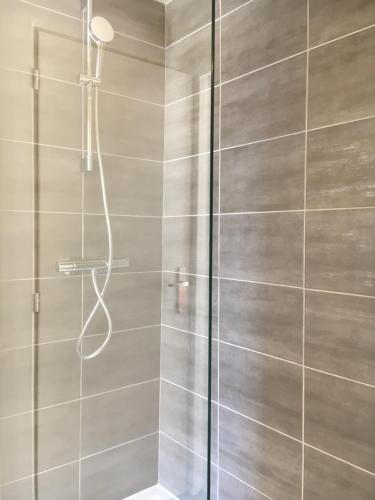 eine Dusche mit Glastür im Bad in der Unterkunft Les Bains Boyardville - Hôtel et Restaurant in Boyard-Ville
