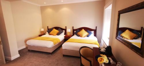 Een bed of bedden in een kamer bij Greenway Manor Hotel