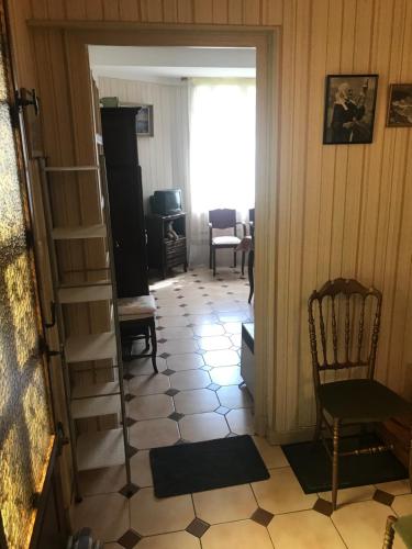a room with a staircase and a room with a chair at Hébergements à La Rive, Accueil ouvert tous les jours jusqu'à 20h00 dernier délai, depuis 30 ans ! Réserver ici svp ! Merci ! Aucun règlement à distance accepté, Paiement par CB, Espèces, Chèque ou Chèques-Vacances impérativement à la remise des clefs ! in Amélie-les-Bains-Palalda