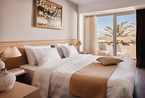 Ένα ή περισσότερα κρεβάτια σε δωμάτιο στο Tylissos Beach Hotel - Adults Only