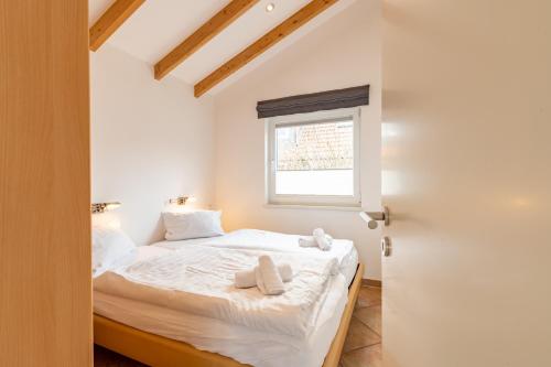 Una cama o camas en una habitación de Appartementanlage am Arnumer See