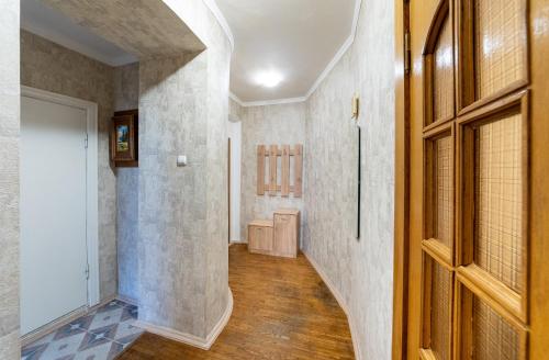 un couloir avec un escalier dans une maison dans l'établissement вулиця 20г,Мала Житомирська, à Kiev