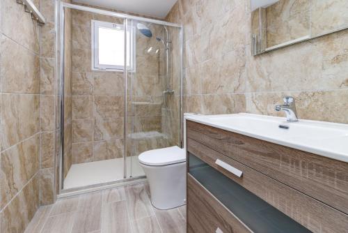 a bathroom with a shower and a toilet and a sink at Apartment Cura Beach GALERA in Torrevieja
