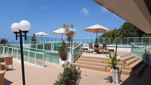Vistas a un complejo con mesas y sillas y al océano en Blue Sunset Flats - apt 217, en João Pessoa