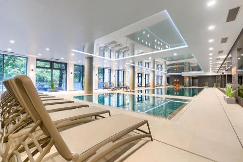 Bazén v ubytování Nadmorskie Tarasy - Apartament D213 z garażem nebo v jeho okolí