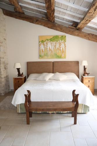 une chambre avec un lit et un tableau au mur dans l'établissement Clarberg - Gîte, à Saint-André-de-Roquepertuis