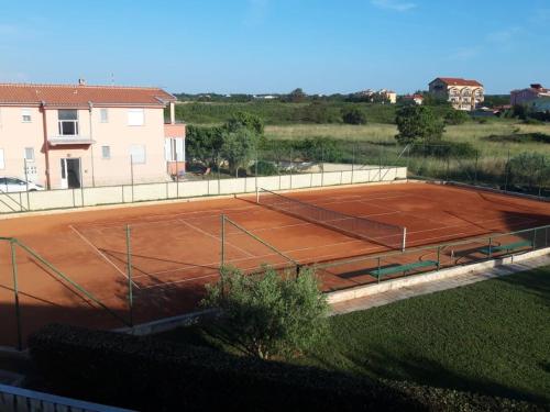 Facilități de tenis și/sau squash la sau în apropiere de STUDIO APARTMAN TONKO - s balkonom