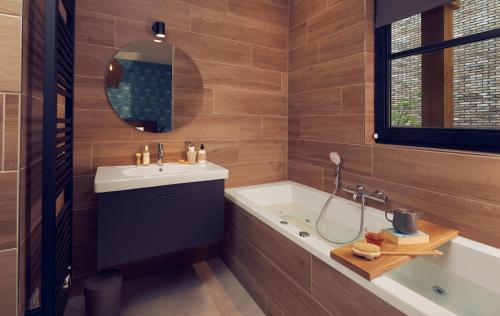 a bathroom with a tub and a sink and a bath tub at Boutique Hotel Beekhuizen in Velp