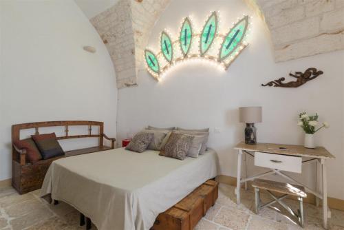 een slaapkamer met een bed en een tafel en een bed sidx sidx sidx bij Chianca Antica in Ostuni