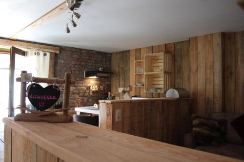 uma cozinha com paredes de madeira e um balcão de madeira em Cabane chez Manu em Durbuy