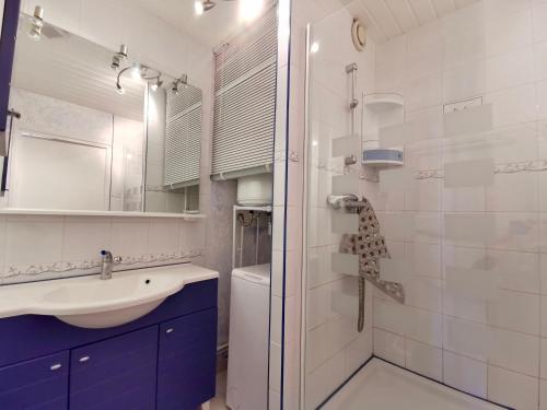 een badkamer met een wastafel, een toilet en een douche bij COC - La Belle Etoile in Wissant