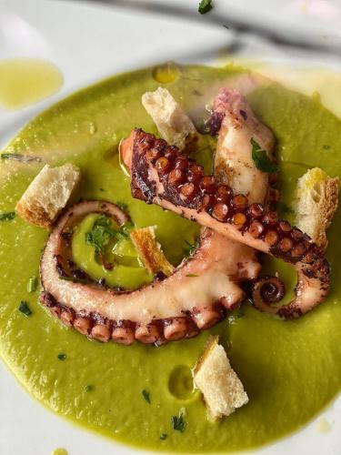 ホテルの敷地内または近くでの食事または食べ物