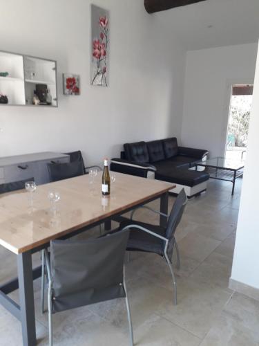 - une salle à manger avec une table, des chaises et un canapé dans l'établissement Nimes-Camargues, à Garons