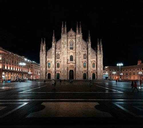 a large cathedral building in a city at night at Villino Carla in Lipomo