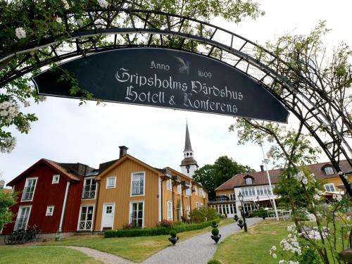 a sign for a school in a town at Gripsholms Värdshus in Mariefred